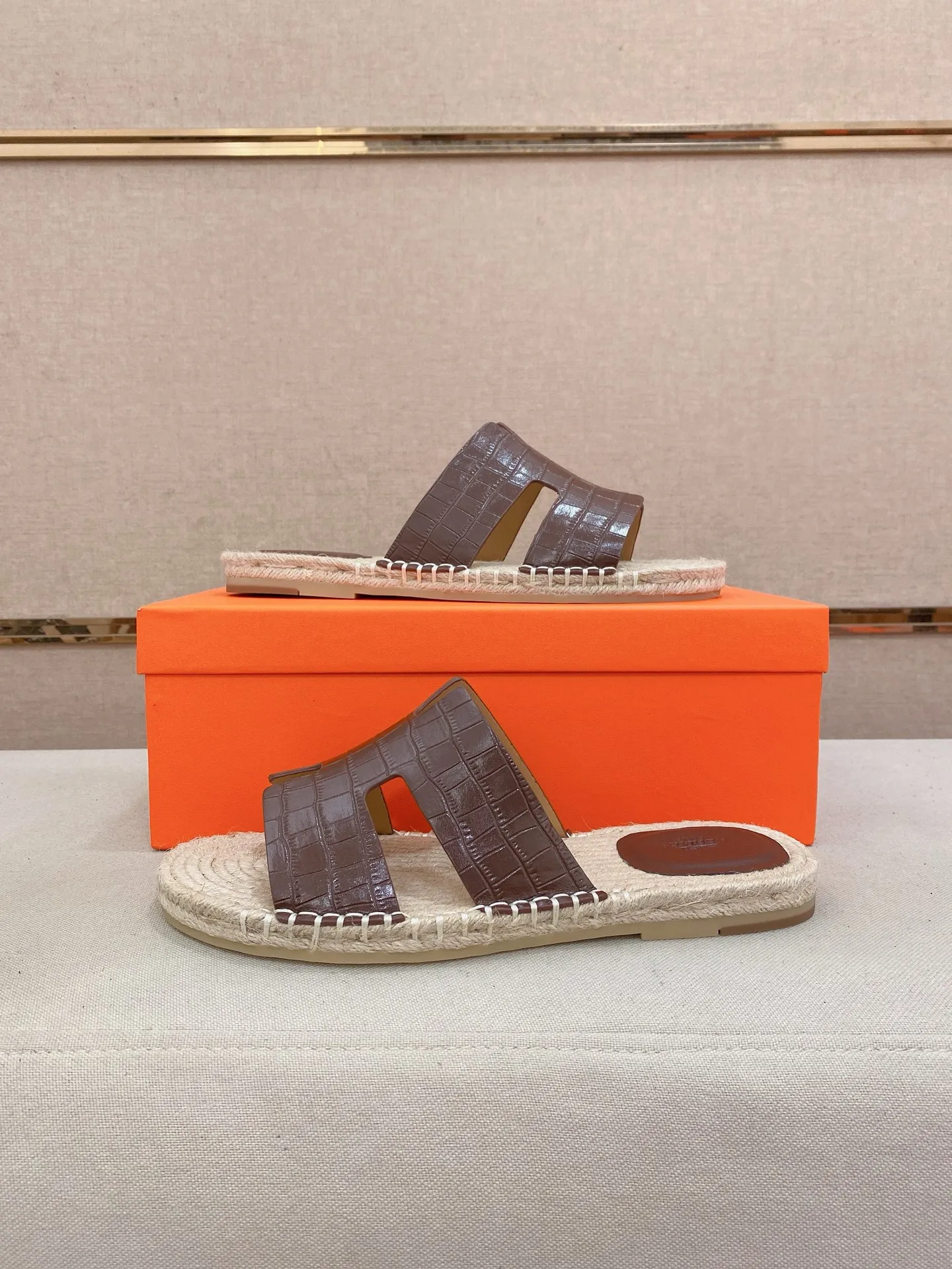 Factory price: 340💰high-end version. "HERMES" Hermès 💁♂️Men's casual slippers, compare the quality at the counter🧚🏿♂️ The upper is made of cowhide leather 🐊crocodile pattern workmanship, purely hand-drawn, raw rubber breathable and non-slip outsole, the inner is breathable and comfortable lambskin, the density is 100% comfortable, the original rubber outsole is wear-resistant and has a code number of 38-44. Can be customized 45-46-47💥🏆